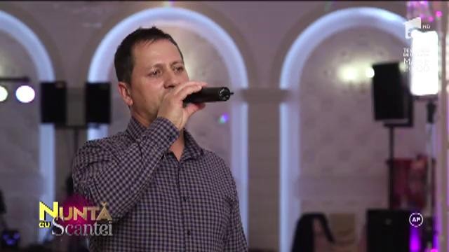 Pe ringul de dans se află trei perechi de miri care și-au unit destinele la ”Nuntă cu scântei”